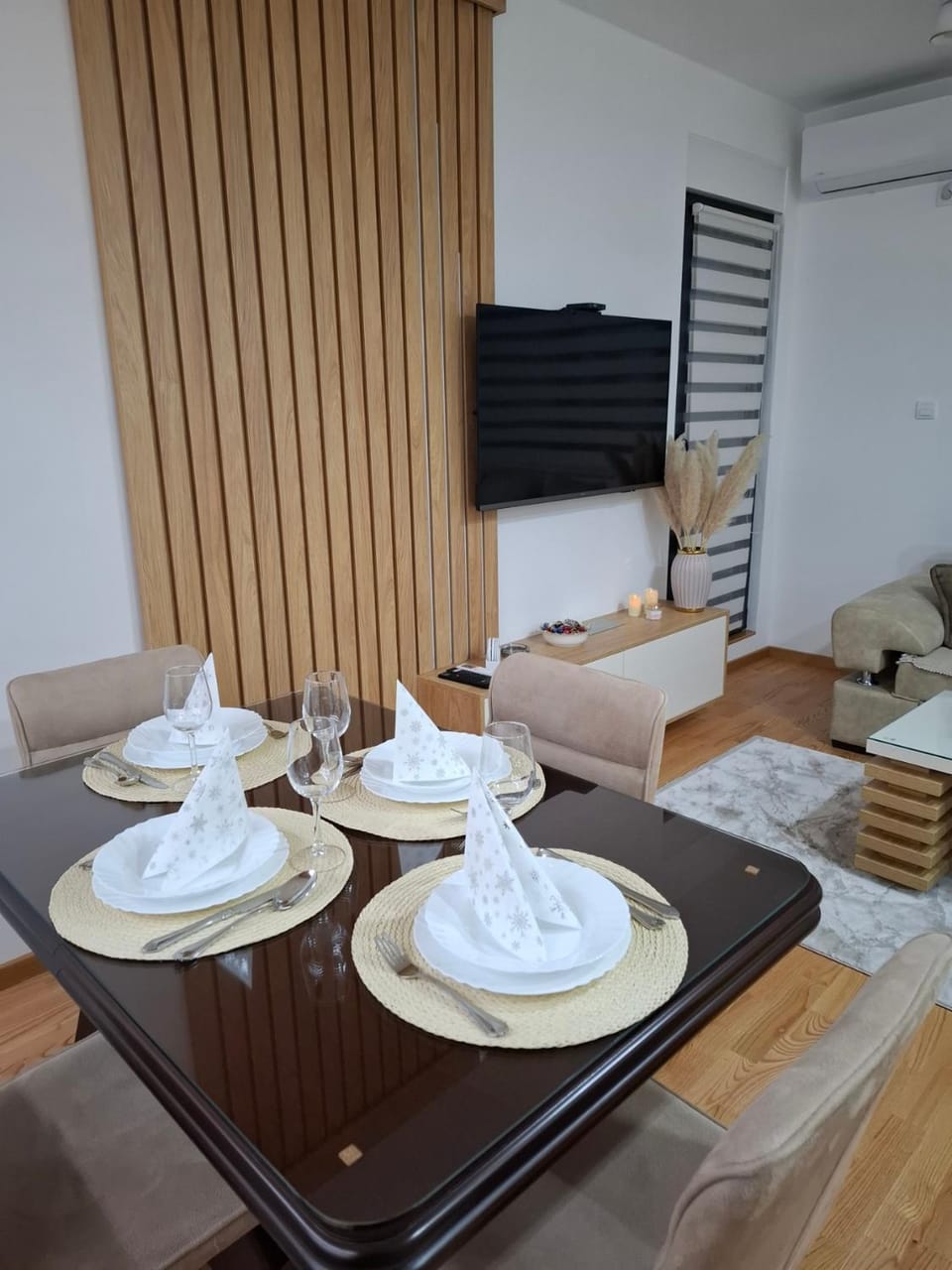 TV and multimedia, Photo of the whole room, Seating area, Dining area