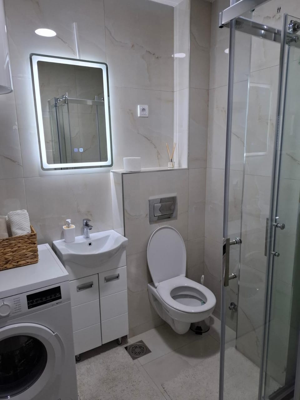 Shower, Toilet, Bathroom, towels