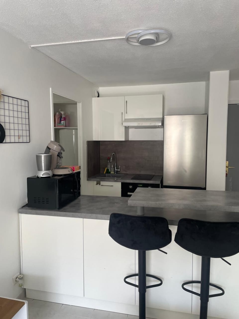 Kitchen or kitchenette, Dining area, minibar, oven, stove