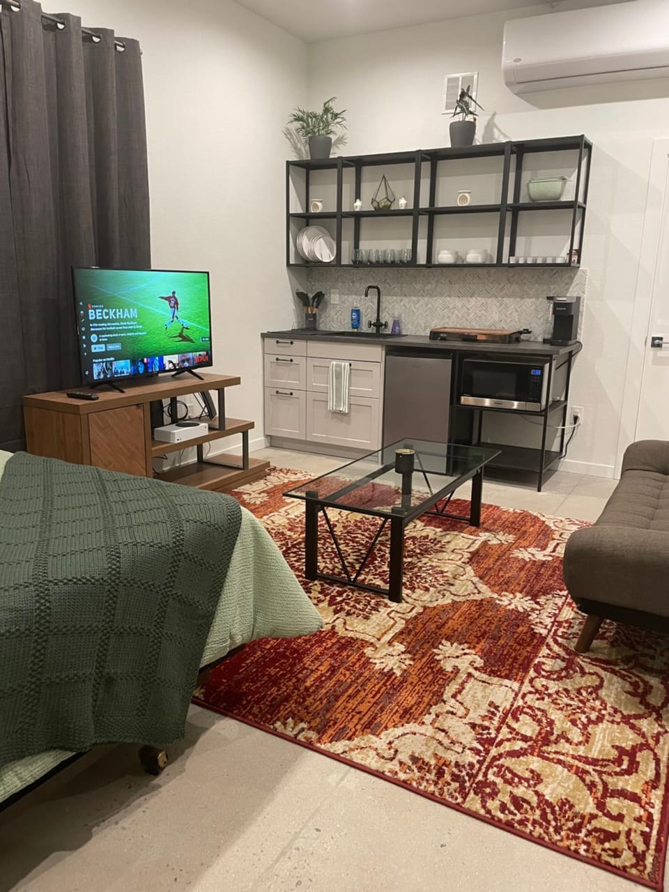 TV and multimedia, Kitchen or kitchenette, Living room, Seating area