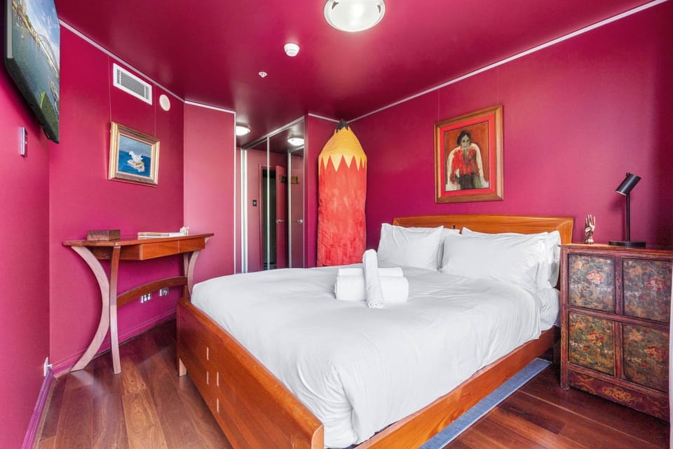 Artsy Boho Den in Iconic Fingerwharf Woolloomoolo Apartment in Sydney