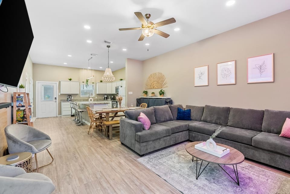 Kitchen or kitchenette, Living room, Seating area, Dining area