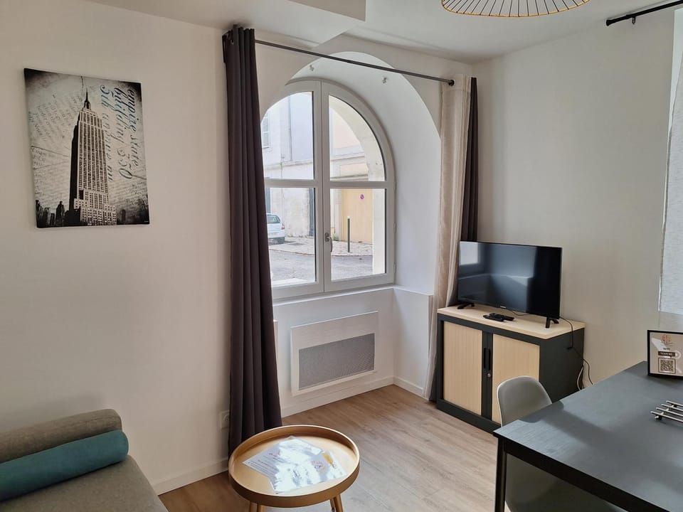 TV and multimedia, Living room, Seating area, River view, internet, internet