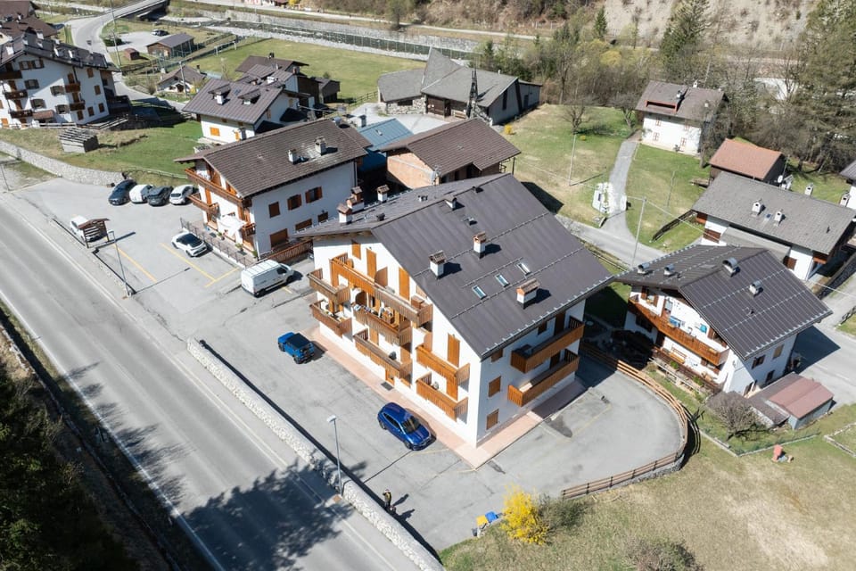 Property building, Day, Neighbourhood, Bird's eye view, City view, Street view, Location, Parking
