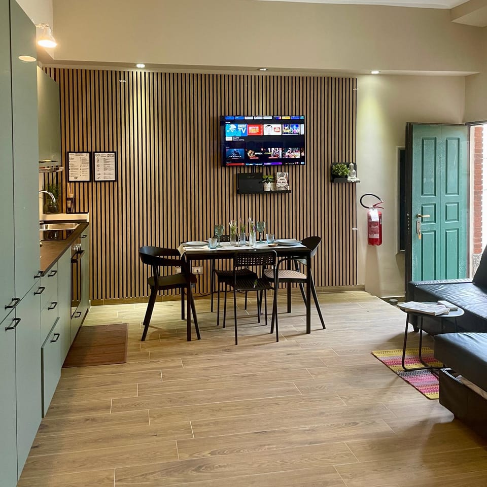 Facade/entrance, Dining area, kitchen