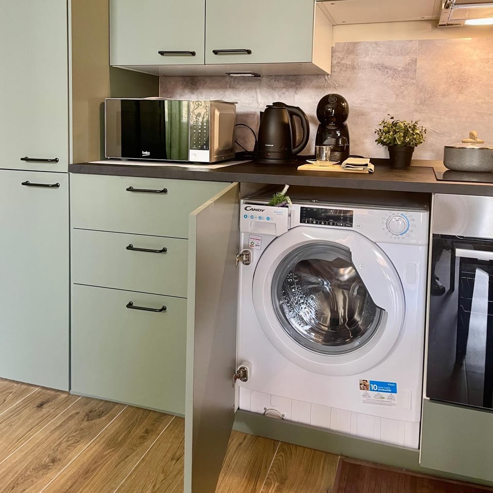 Coffee/tea facilities, Kitchen or kitchenette, stove, washing machine