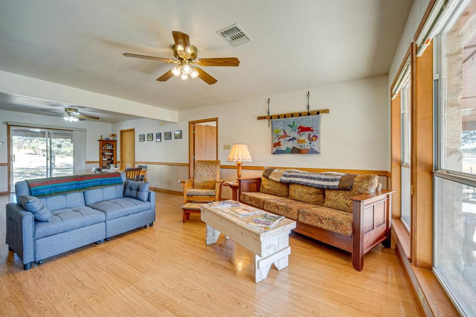 Pet-Friendly Hill Country Retreat with Deck! House in Rio Grande