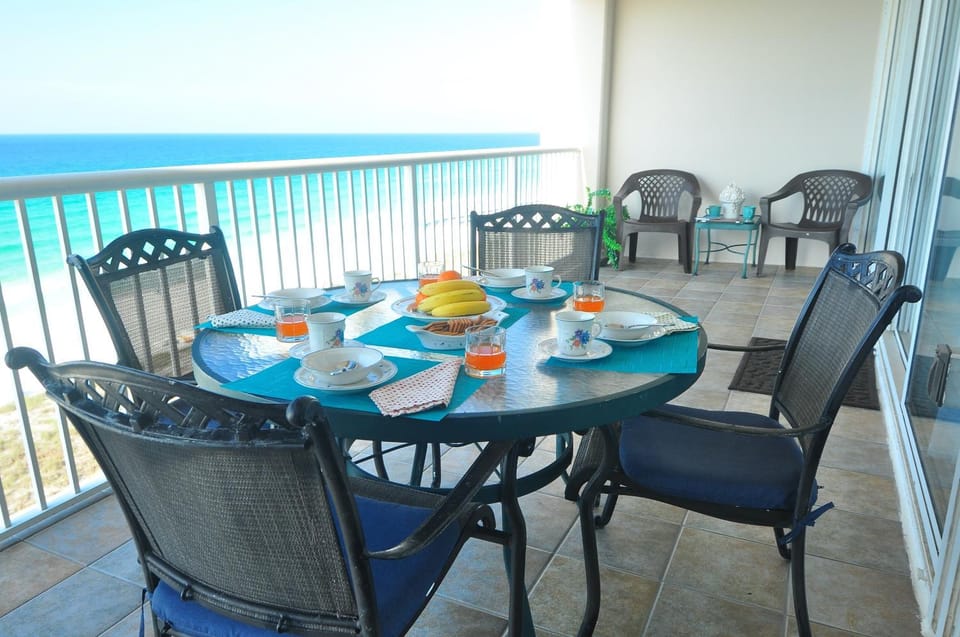 Natural landscape, View (from property/room), Balcony/Terrace, Seating area, Food, Sea view