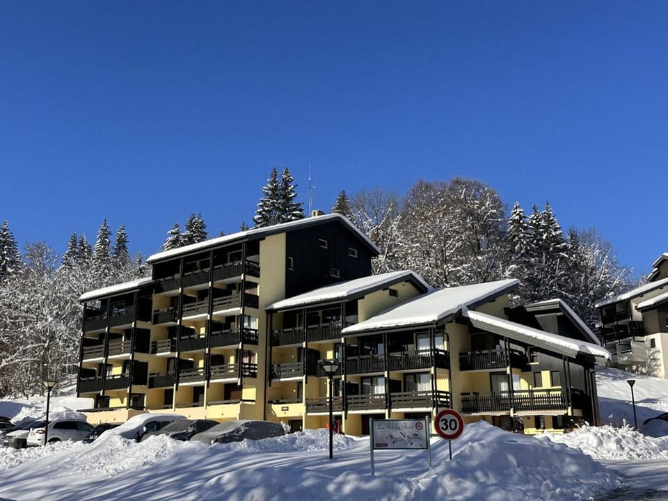 Studio cabine rénové près ski bus, 4 couchages - FR-1-572-301 Cabin in Arâches-la-Frasse