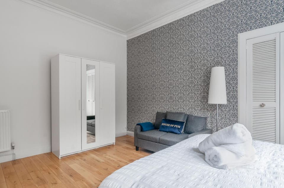 3 bedrooms bungalow, sleeps 6, free parking with garden Apartment in Edinburgh