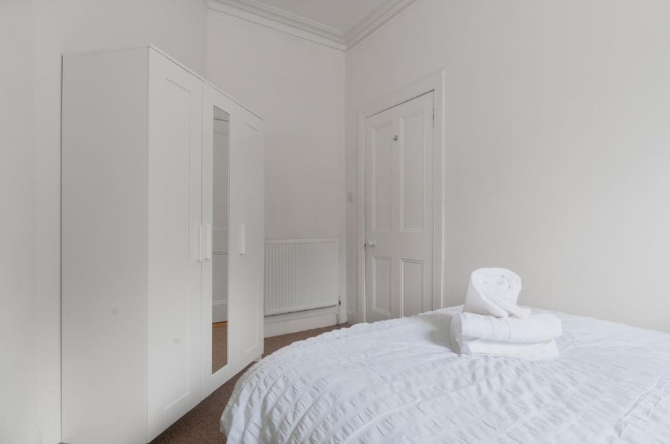 3 bedrooms bungalow, sleeps 6, free parking with garden Apartment in Edinburgh