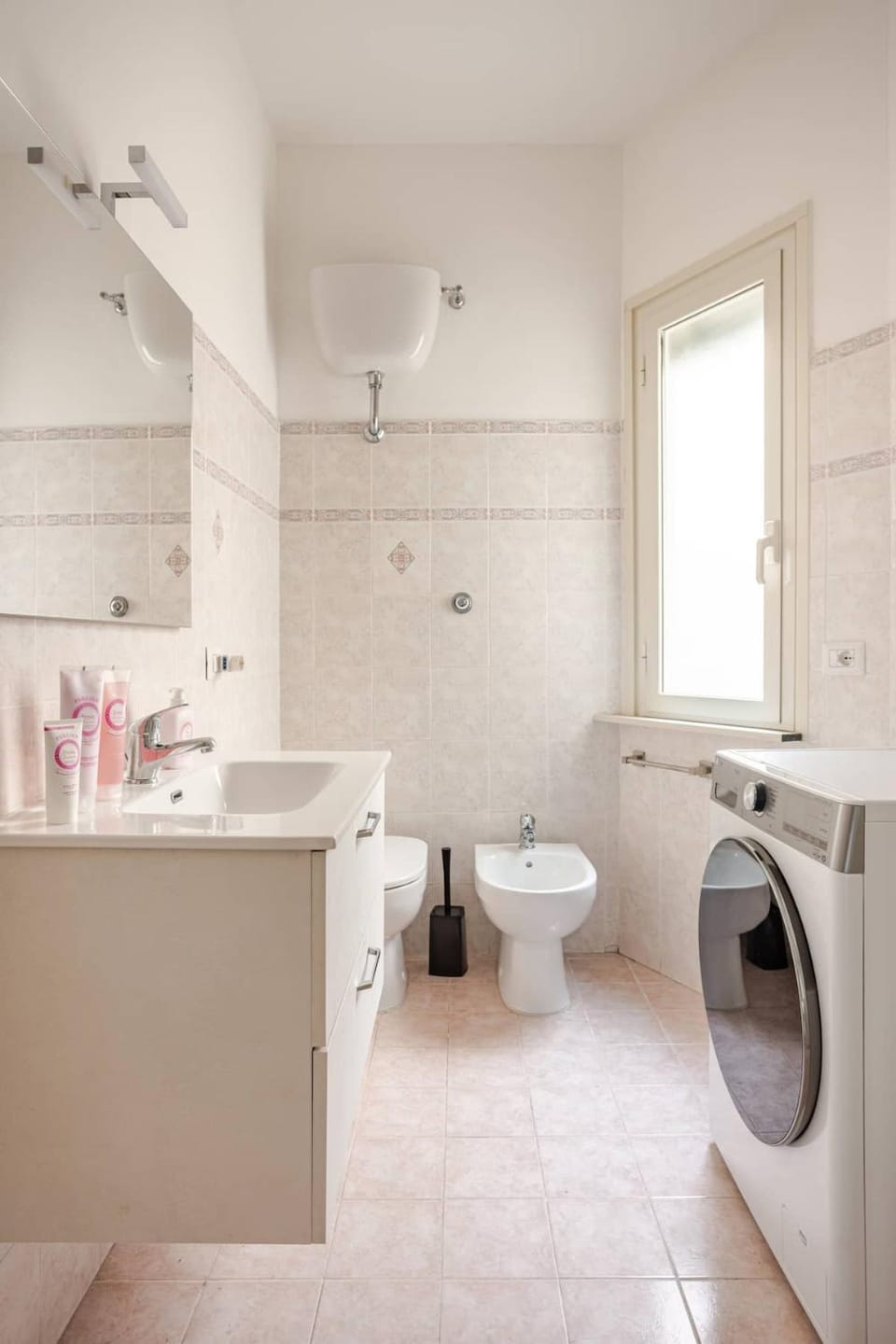 Toilet, Bathroom, bidet, towels, washing machine