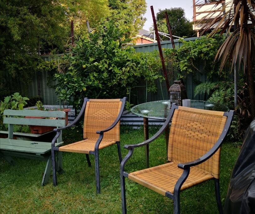 Roomy rosegarden flat in Roselands Apartment in Sydney