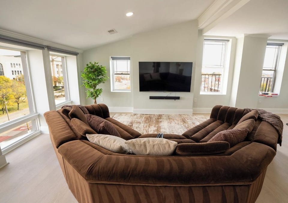 Communal lounge/ TV room, TV and multimedia, Living room, Seating area, Evening entertainment
