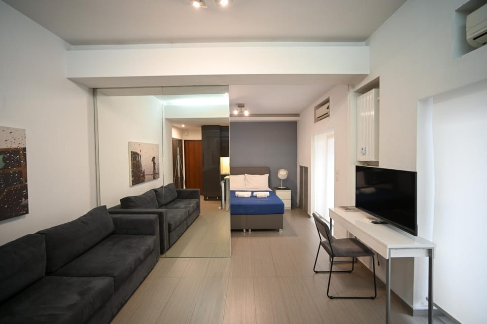 Bed, TV and multimedia, Photo of the whole room, Seating area, Bedroom