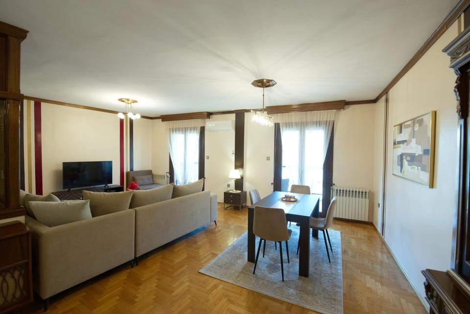 TV and multimedia, Living room, Seating area, Dining area, internet