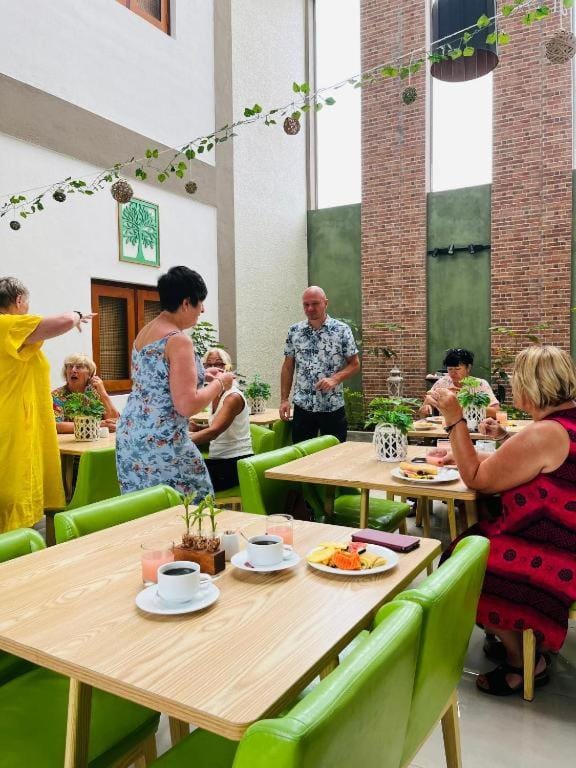 Restaurant/places to eat, People, Food and drinks, Breakfast, group of guests