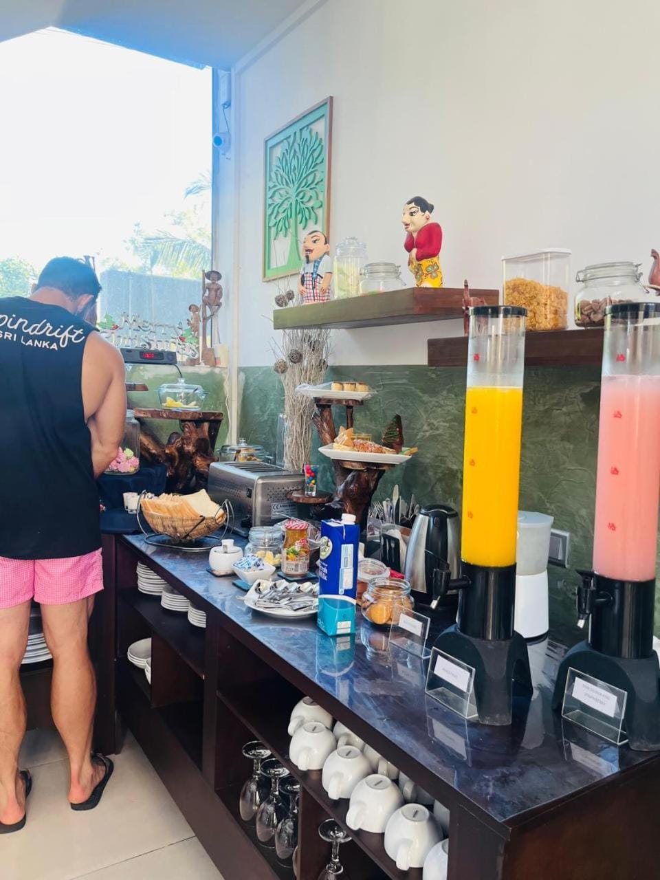 Restaurant/places to eat, People, Coffee/tea facilities, Food and drinks, Breakfast, Buffet breakfast, group of guests
