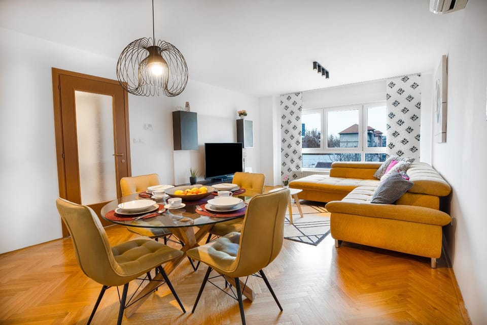 Communal lounge/ TV room, TV and multimedia, Living room, Seating area, Dining area, Evening entertainment