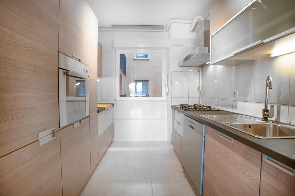 Kitchen or kitchenette, dishwasher, stove