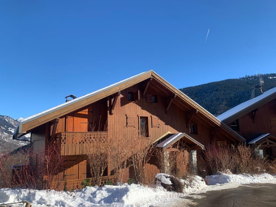 Property building, Day, Natural landscape, Winter, Mountain view