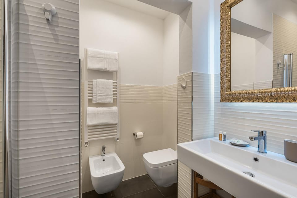 Shower, Toilet, Bathroom, bidet, towels