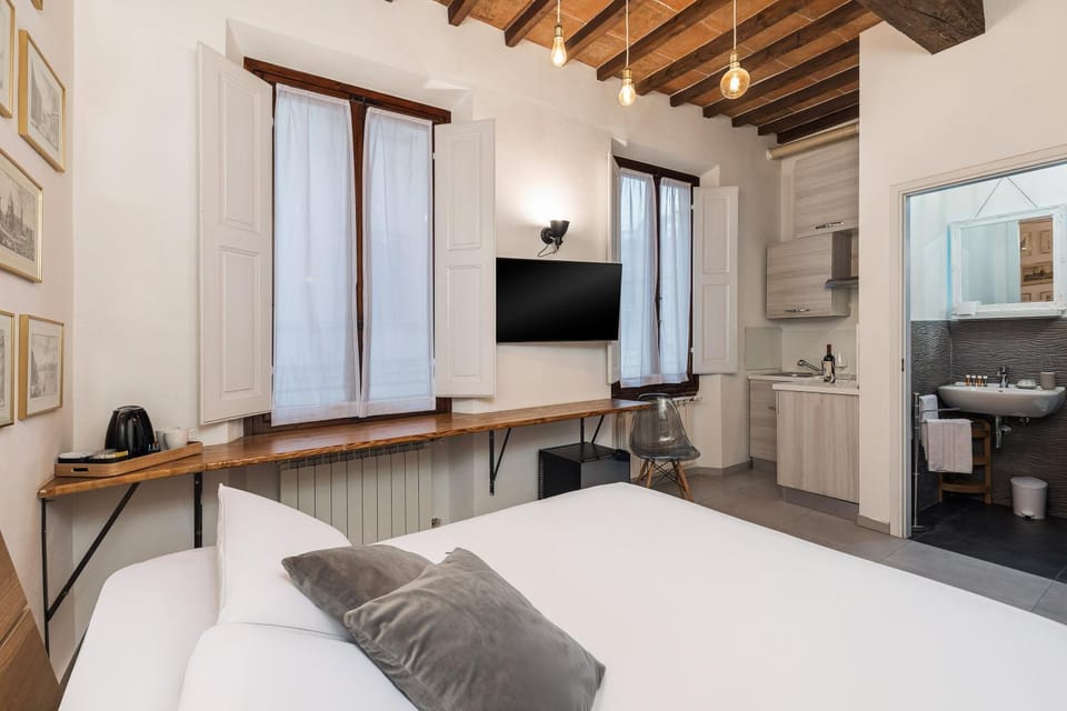 Bed, TV and multimedia, Kitchen or kitchenette, Photo of the whole room, Dining area, Bedroom, Quiet street view