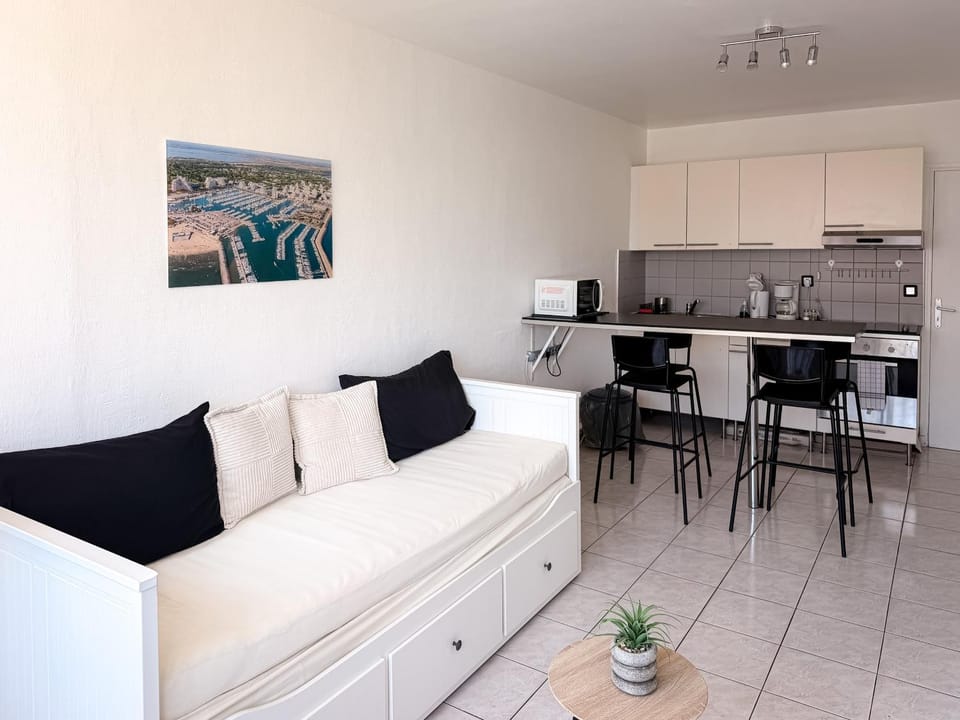 Bed, Dining area, kitchen