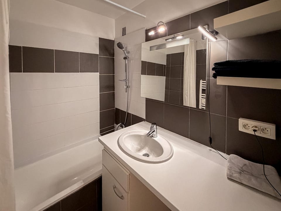 Shower, Bathroom, Bath, towels