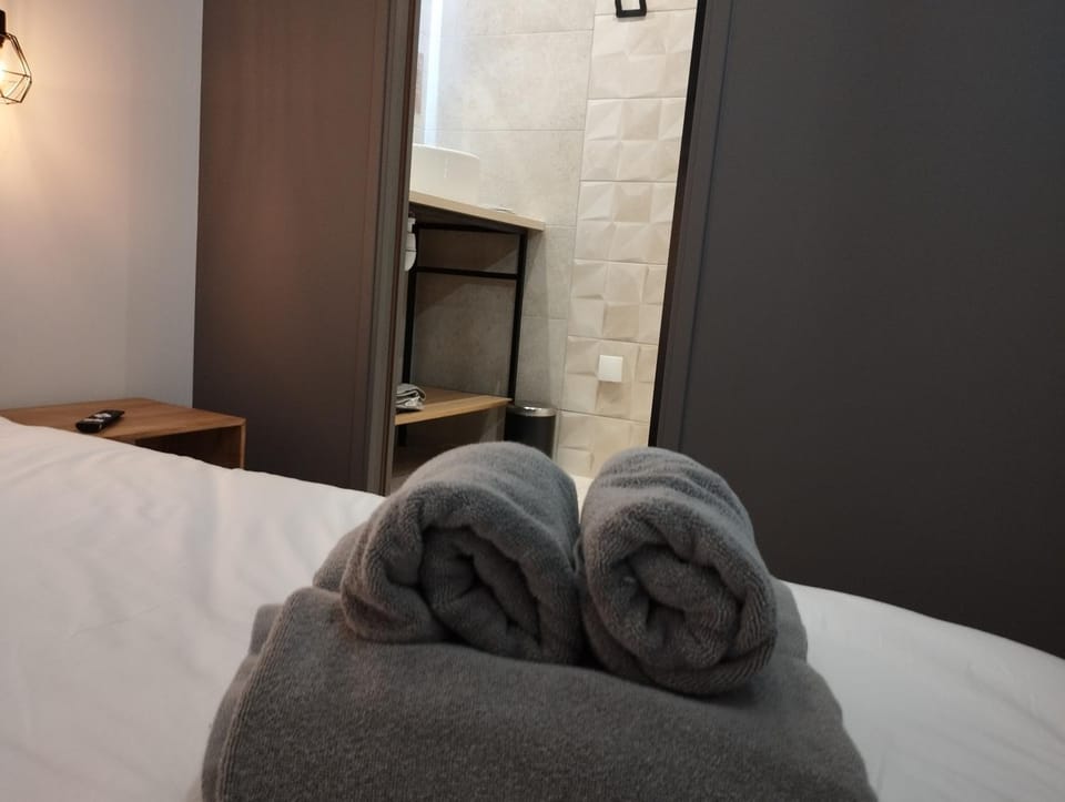 Bed, towels