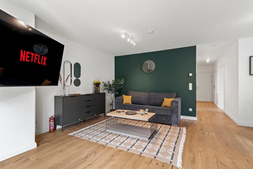 TV and multimedia, Living room, Seating area, Evening entertainment