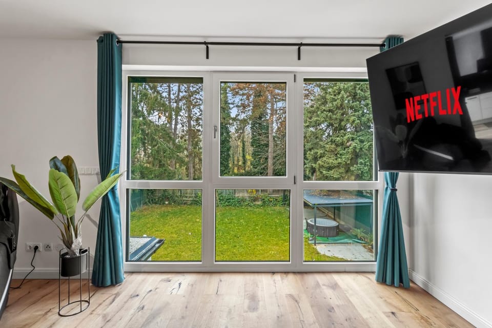 Day, View (from property/room), Living room, Evening entertainment, Garden view