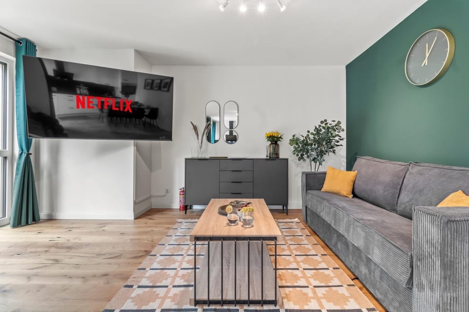 TV and multimedia, Living room, Decorative detail, Seating area, Evening entertainment