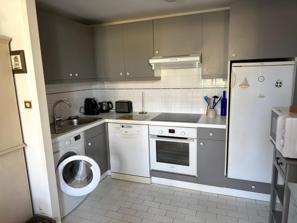 Coffee/tea facilities, Kitchen or kitchenette, dishwasher, oven, stove, toaster, washing machine