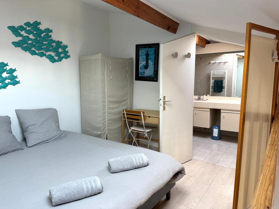 Bed, Photo of the whole room, Bedroom, wardrobe