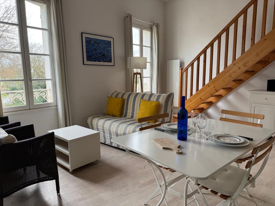 Communal lounge/ TV room, Living room, Dining area