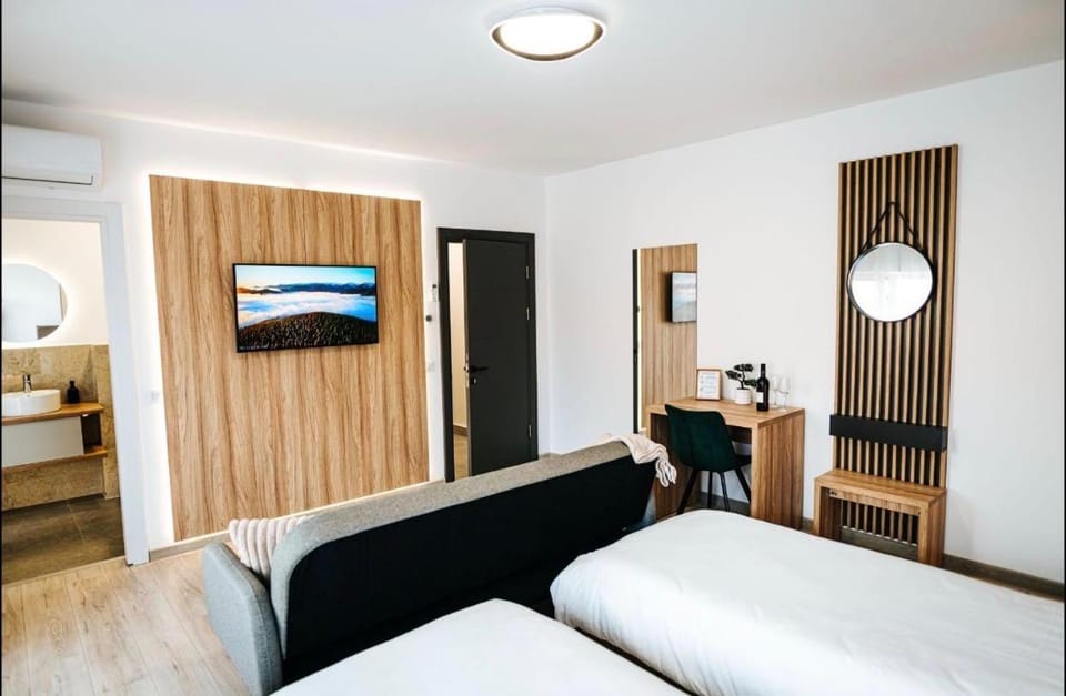 Bed, TV and multimedia, Photo of the whole room, Bedroom