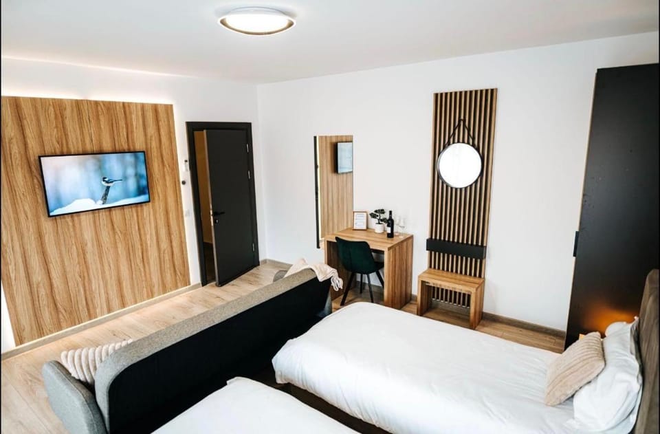Bed, TV and multimedia, Photo of the whole room, Evening entertainment, Bedroom