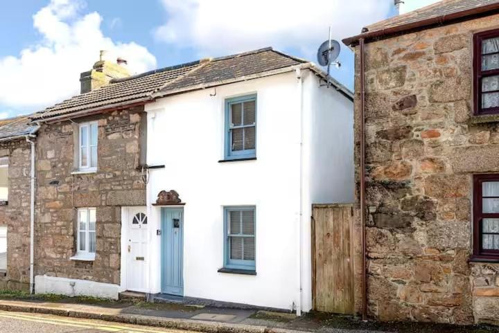Whirlygig Cottage, near to Penzance Harbour House in Penzance