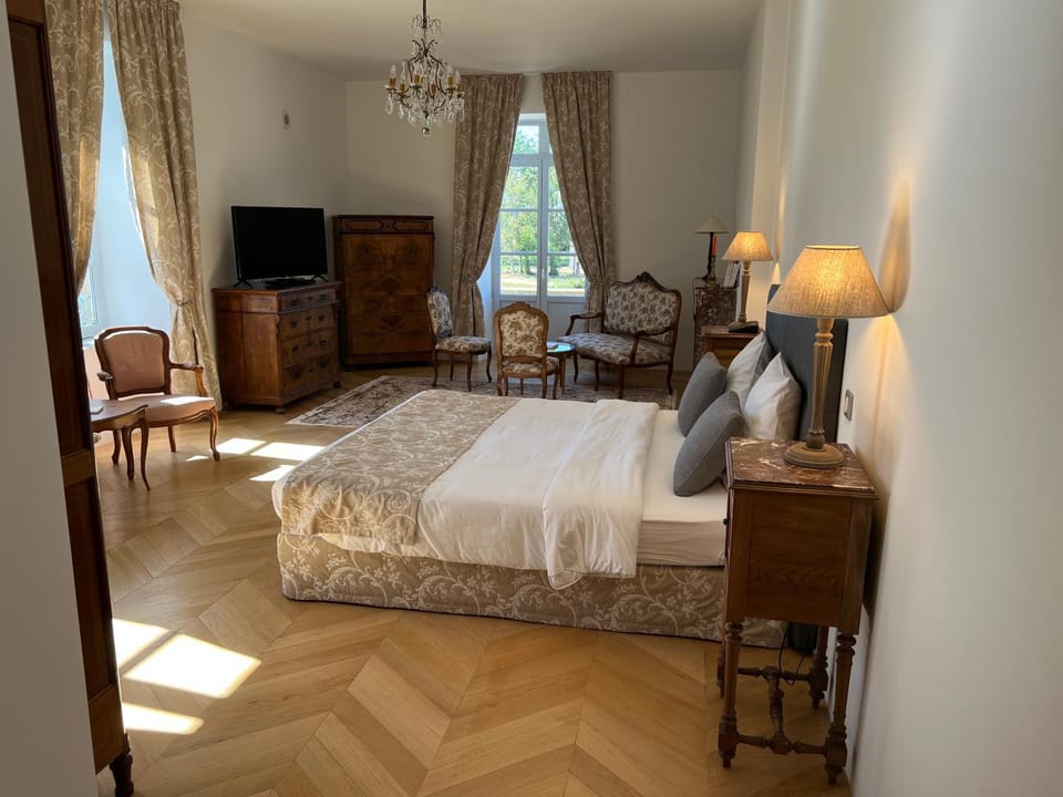Bed, TV and multimedia, Living room, Photo of the whole room, Bedroom
