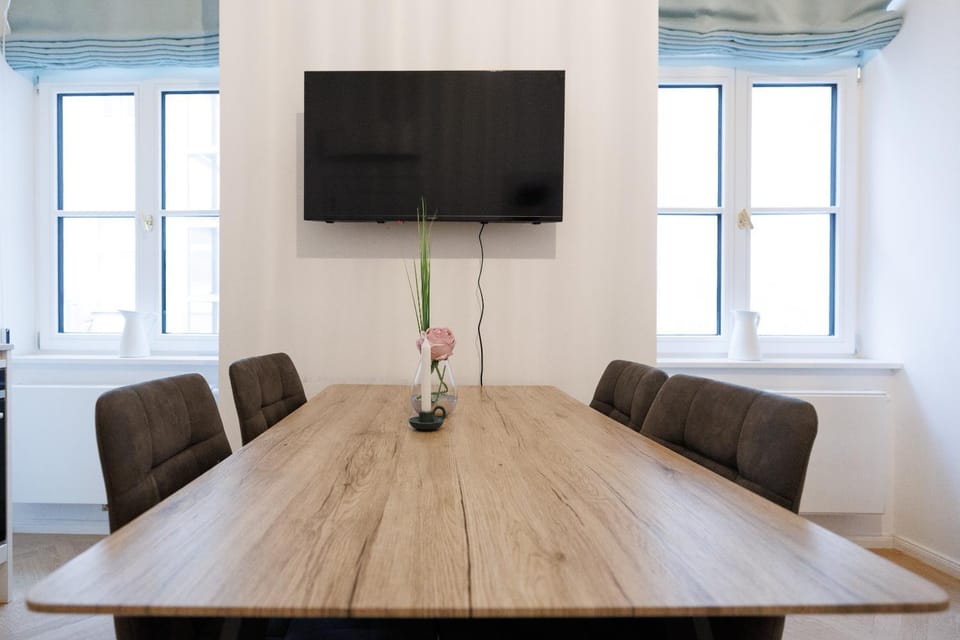 TV and multimedia, Living room, Seating area, Dining area