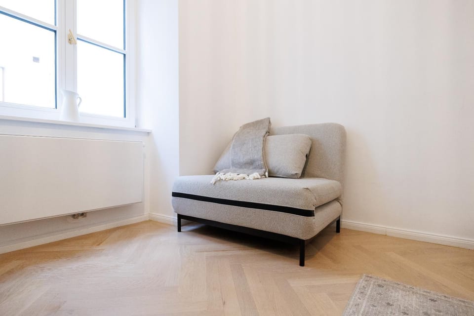 Bed, Living room, Photo of the whole room, Seating area
