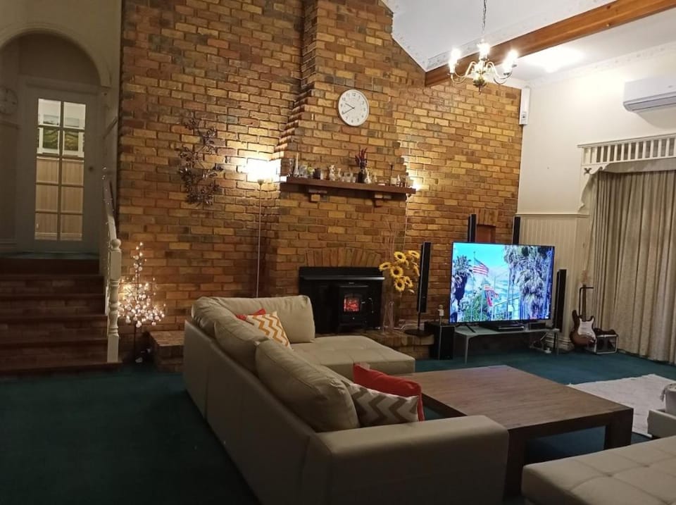 Federation Style 4 bedroom House with Ocean View House in Lakes Entrance
