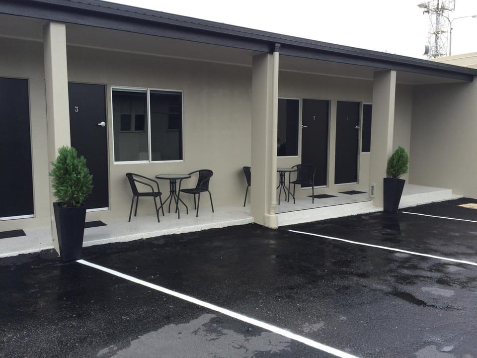 Patio, Parking