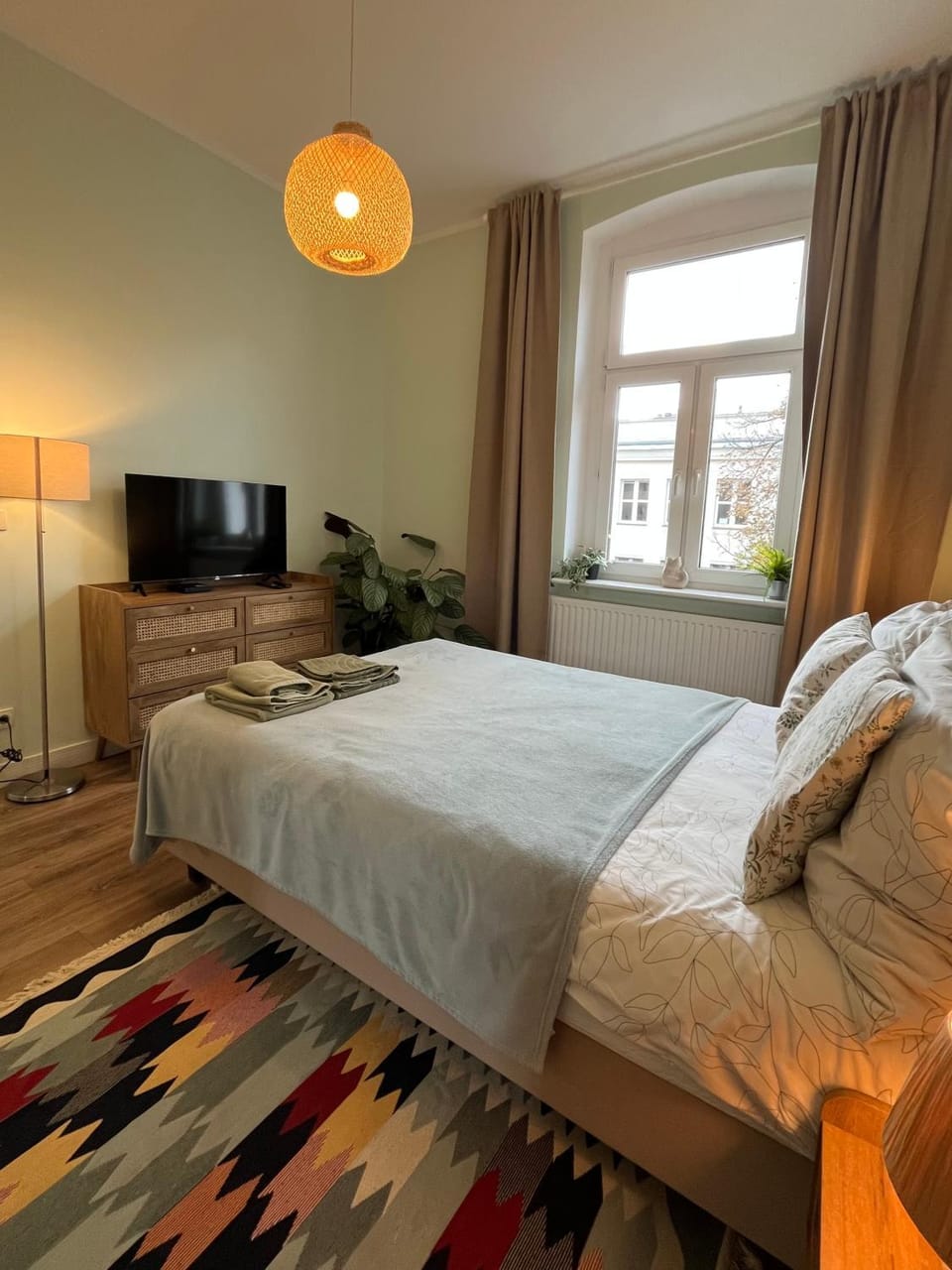 Bed, TV and multimedia, Photo of the whole room, Bedroom