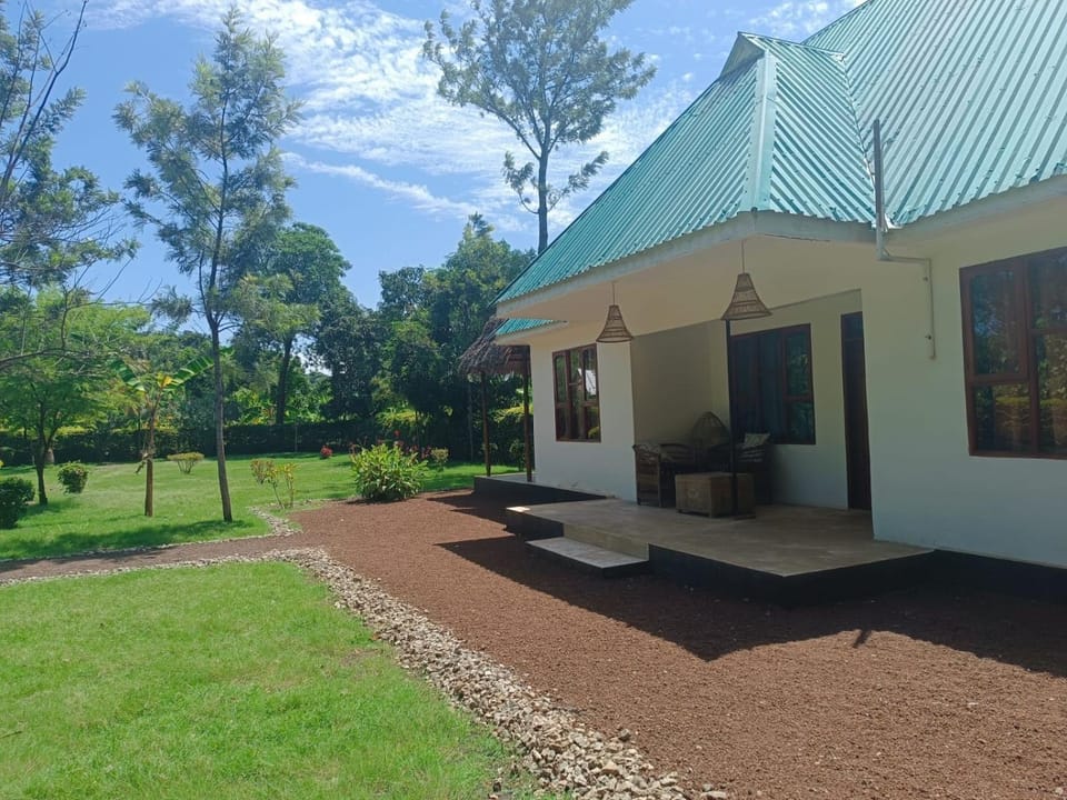 Property building, Day, Garden, Garden view