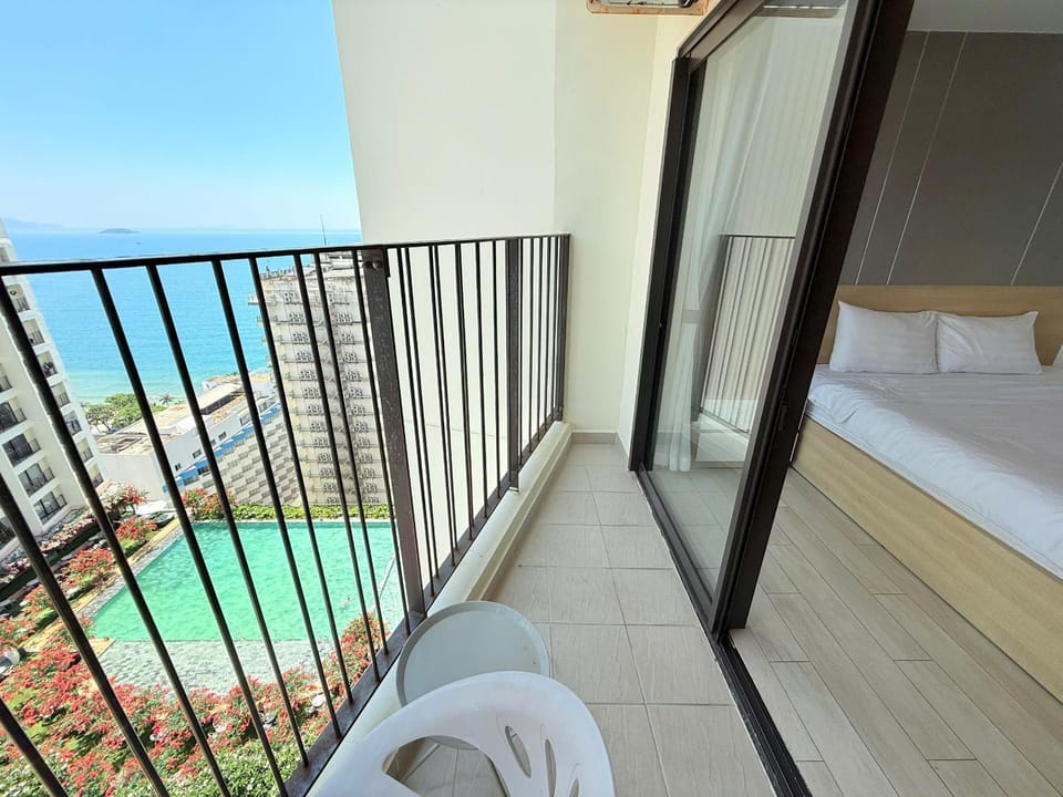 Day, View (from property/room), Balcony/Terrace, Bedroom, Pool view, Sea view, Swimming pool