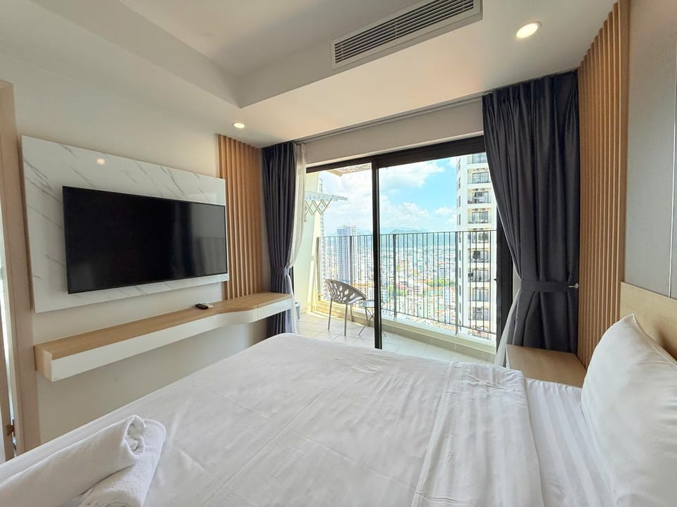 Bed, TV and multimedia, Bedroom, City view