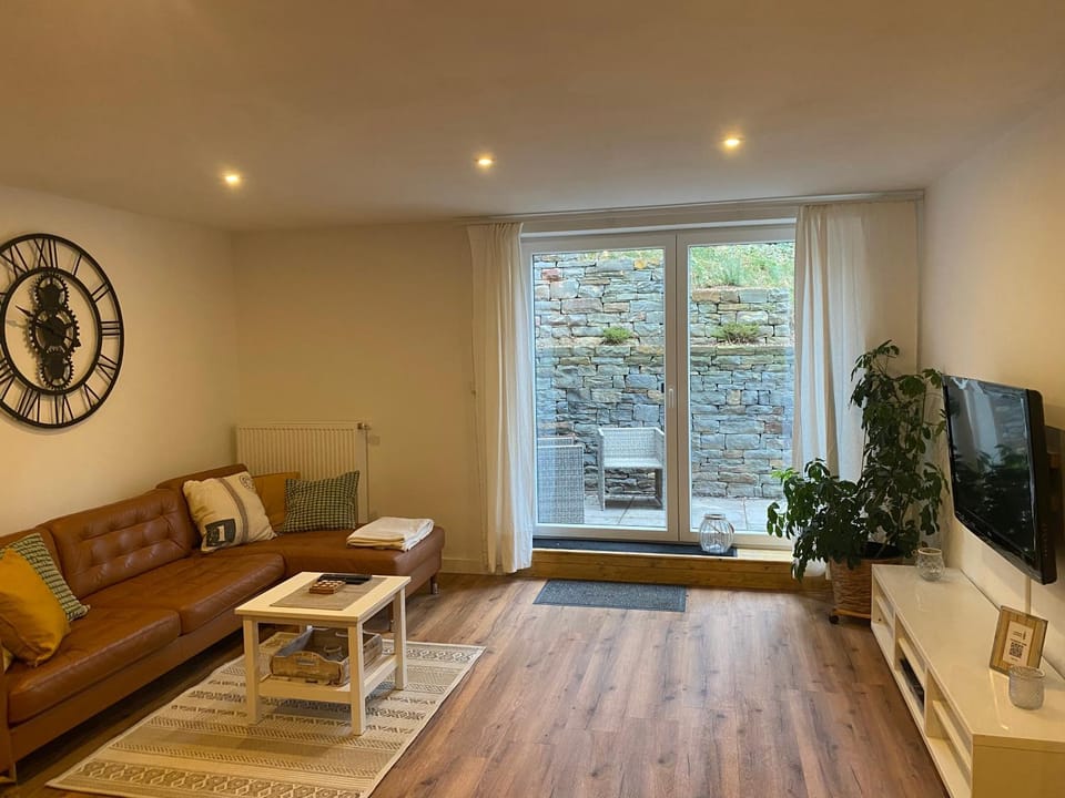 Communal lounge/ TV room, TV and multimedia, Living room, Seating area, Evening entertainment