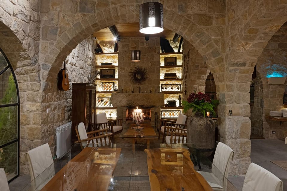 Restaurant/places to eat, Nightclub / DJ, Living room, Banquet/Function facilities, Seating area